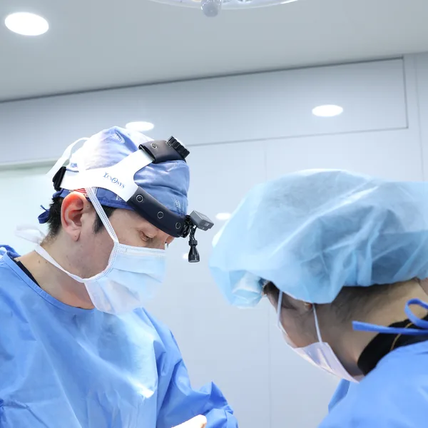 서면 윤곽수술 — 더바른윤곽 수술실에서 안면윤곽수술을 집도하는 모습