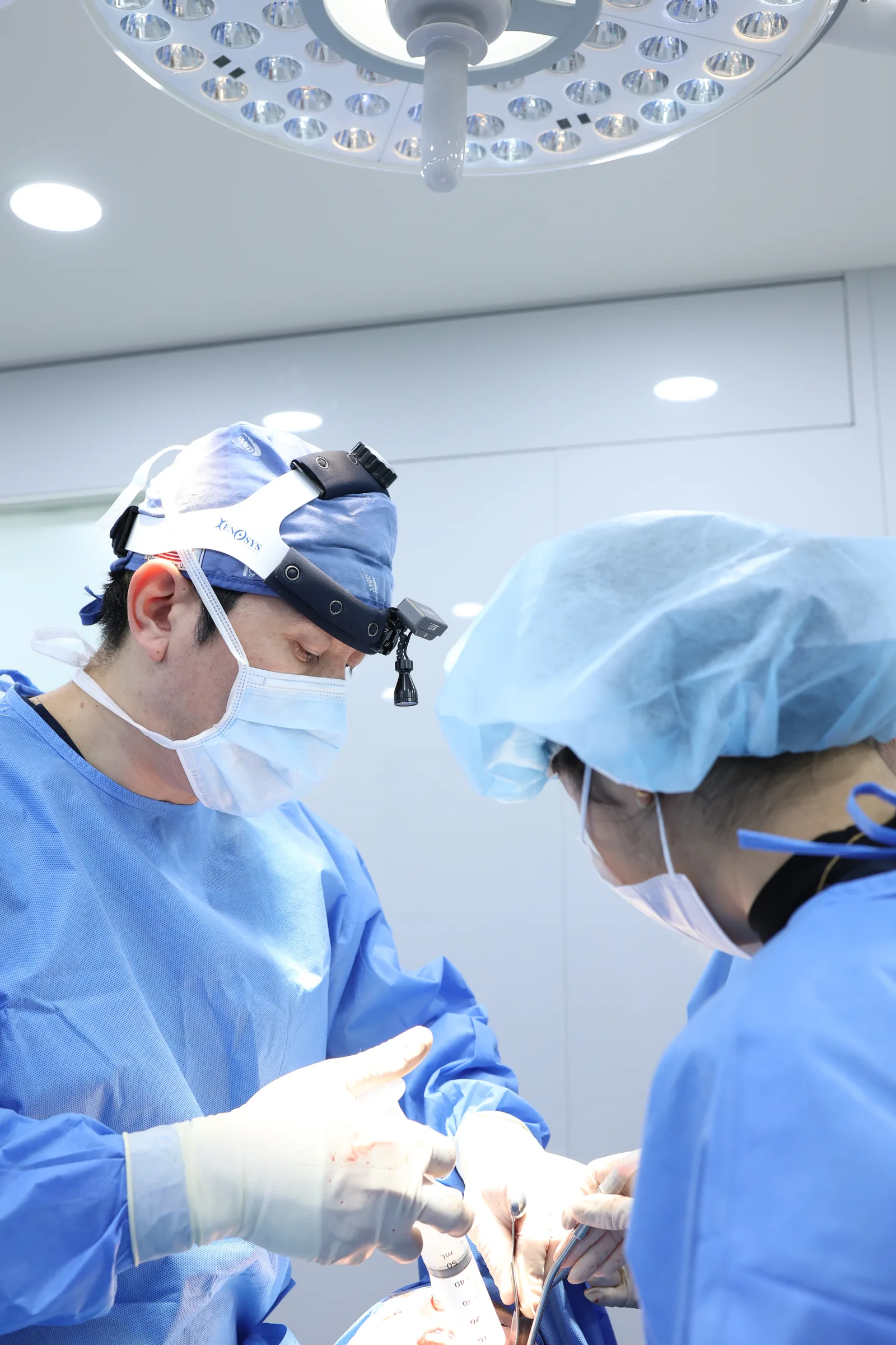 수술실에서 안면윤곽수술을 집도하는 이상훈 원장