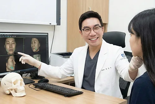 상담실에서 설명하는 이상훈 원장